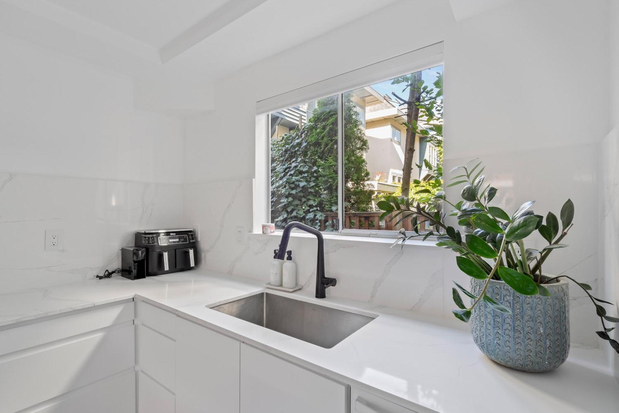Modern Kitsilano 2 Bedroom Home With A Hot Tub Vancouver Exterior foto